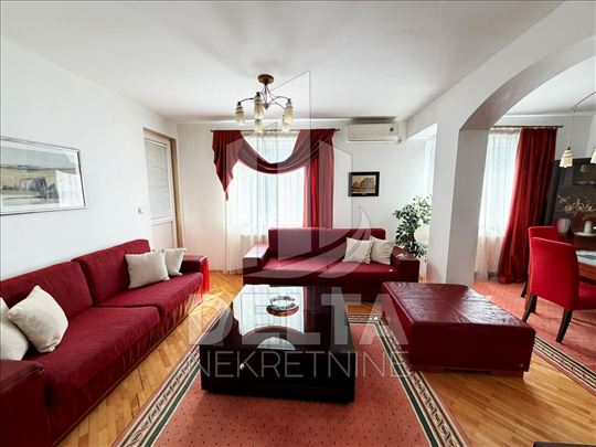 Moderan, trosoban stan sa parkingom, na Paliluli