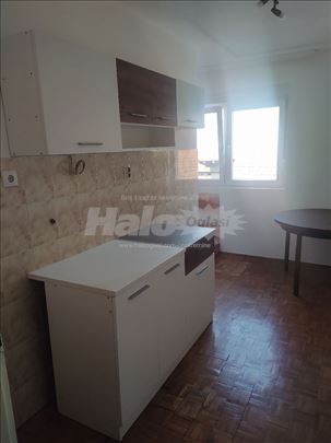 Prazan trosoban stan na Karaburmi, 68m2