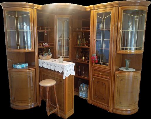 PRODAJEM IZUZETNO POVOLjNO KABINET-BIFE