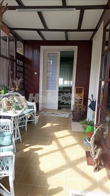 Renovirana kuća sa 2 stana