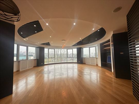 SAvograd Novi Beograd odličan petosoban sa garažom