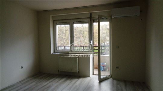 Trosoban stan u zgradi novije gradnje na prvom spr