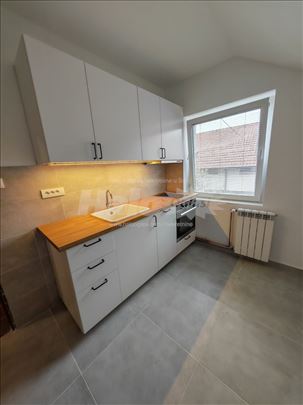 Trosoban stan sa parkingom na Banjici