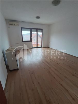 Izdaje se stan u kući na Ledenoj steni, 74m2