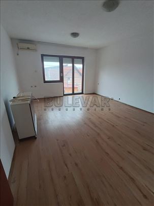 Izdaje se stan u kući na Ledenoj steni, 74m2