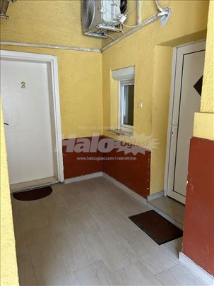 Prodajem dva dvorisna stana 