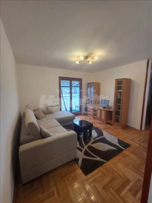 Dvoiposoban stan u Rakovici sa parkingom i terasom