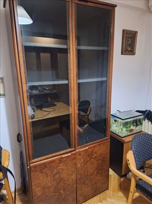 Ormar sa staklenim vratima Ktitor