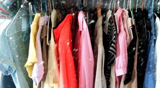 У продаји су велике количине одеће свих величина.