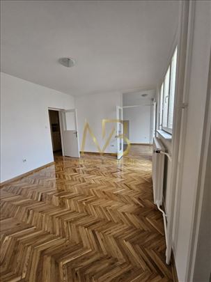 Uknjižen, Renoviran stan, Adaptibilan u 2.5.