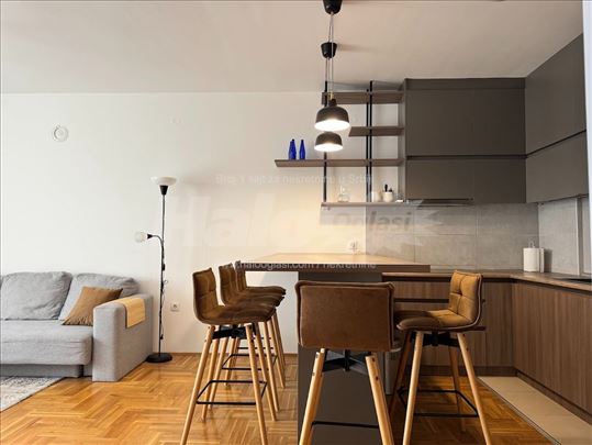 Četvorosoban stan sa pogledom na Frušku goru, NS