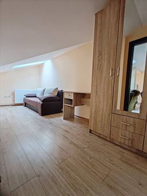  Izdaje se jednoiposoban stan kod Velikog Parka