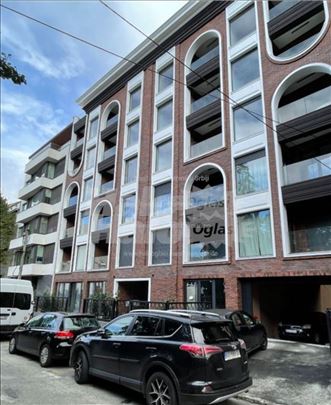 Izdajem garažu na Vračaru, Loznička, bez autolifta