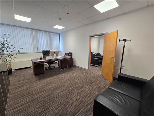 Kancelarija u poslovnoj zgradi sa parkingom
