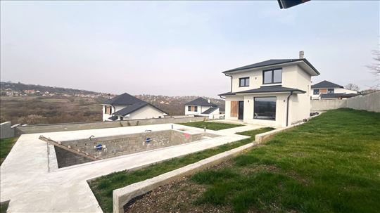 Kuća na Avali sa bazenom, Trešnja