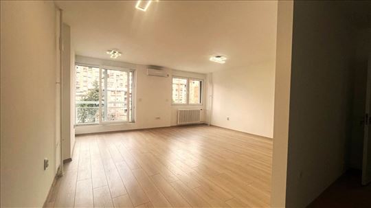 Potpuno renoviran stan na Banjici