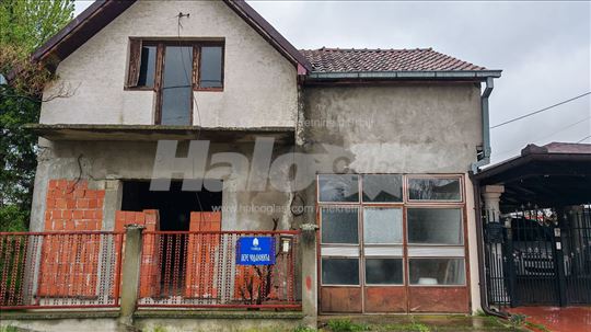 Prodajem 2 kuće sa 4.82ara u St.Banovcima.TOP lok 