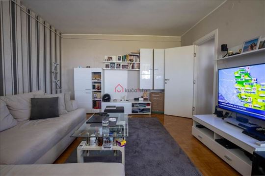 Renoviran. Svetao. Kvalitetan. Namešten. Istok.