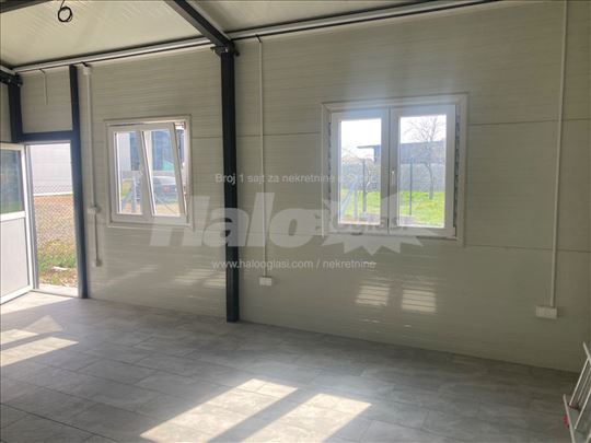 Surcin, ograđen plac sa objektom
