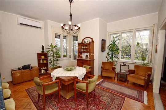 Zemun- Karađorđev trg - raskošan salonski stan sa 