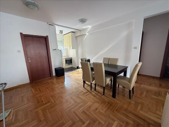 3.0 stan u Zemunu,ima i garazno mesto