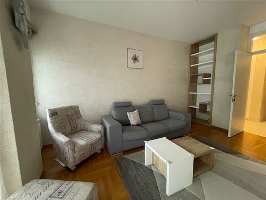 Četvorosoban stan na atraktivnoj lokaciji