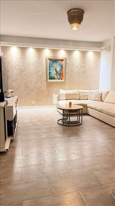  Ekskluzivna kuća sa dvorištem i garažom