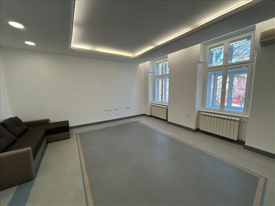 Izdaje se poslovni prostor u strogom centru Vršca