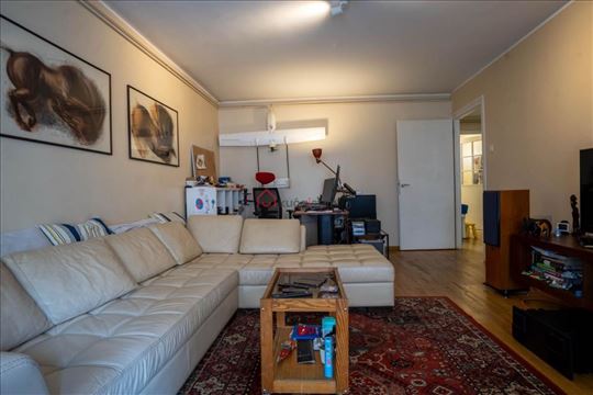 Kalenić. Renoviran. Parking mesto. Jugozapad