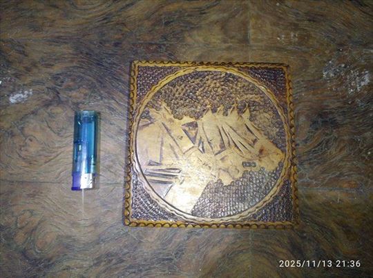 Kutija sa reljefnim ukrasnim poklopcem