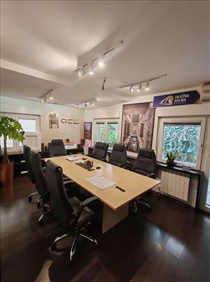 Lokal sa dvorištem! Trostrana orijentacija