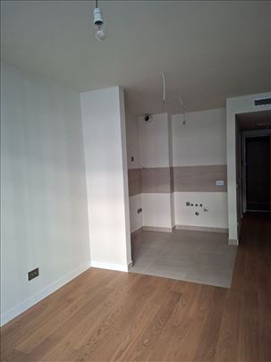 Moderna garsonjera u Airport Garden naselju