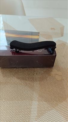 Nosac violine ispod brade