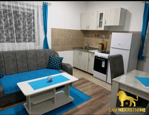 Nov, namesten jednoiposoban stan sa parkingom