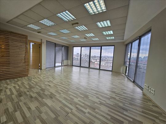 Odmah dostupne kancelarije sa terasom