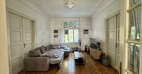 Prostrana soba u luksuznom stanu u centru