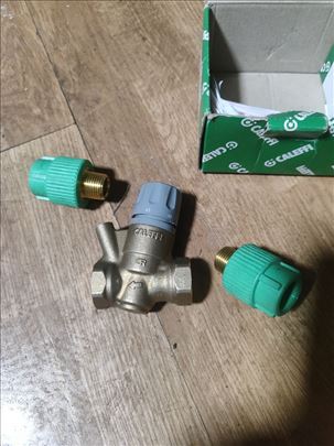 Regulator pritiska sa mogućnošću auto dezinfekcije