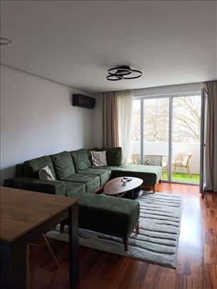 Renoviran uknjizen cena sa namestajem