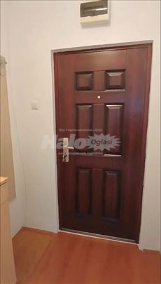 Stan u 45. bloku (44m² stan + 5m² terasa).