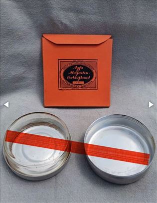 Stara prazna traka i zanimljiva kutija