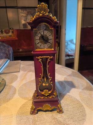 Stoni sat sa klatnom,navija se svakog 8. dana.