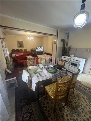 Uknjižena kuća 398 kvm, plac 11,37a