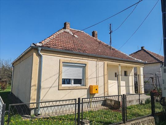 Uknjižena porodična kuća na 6 ari placa
