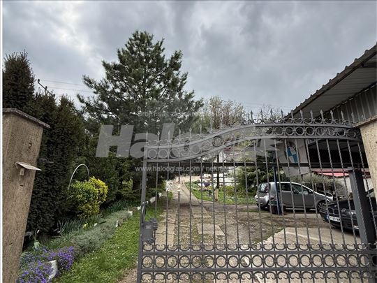 Uknjižena spratna kuća sa radionicom i podrumom