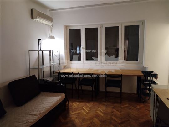 Garsonjera u centru Beograda, Parking