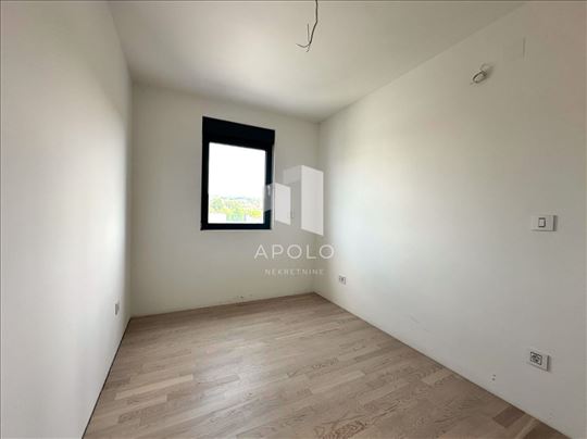 Nov trosoban stan, podno grejanje, uknjižen