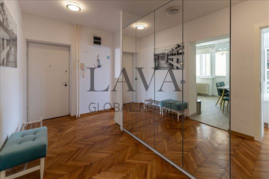 Renoviran i svetao stan 90 m² sa terasom u centru 