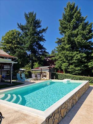 Vikendica sa bazenom na prodaju