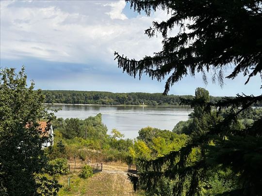Vikendica sa prelepim pogledom na Dunav na prodaju
