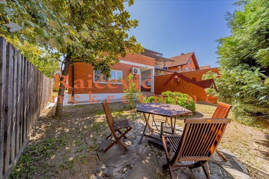 Visnjica, Isaka Njutna, 3.0, 89 m2, dvoriste